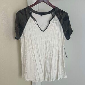Mia Mia Women’s Camo and White V neck T shirt XL *NWT*